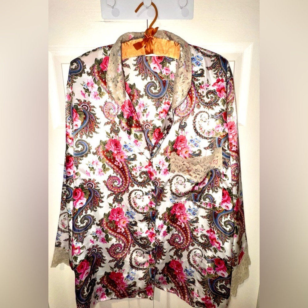 Victoria’s Secret Gold Label Satin Pajama Top – Size M Great condition!
